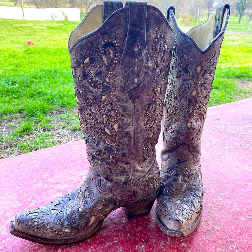 Corral boots women’s size 9M. Brown leather bone inlay studded boots.